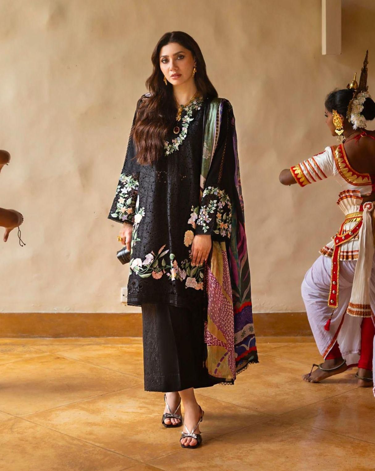 Lawn chickenkari full heavy embroidery work Brand :*MUSHQ* Lawn CollectionÂ
